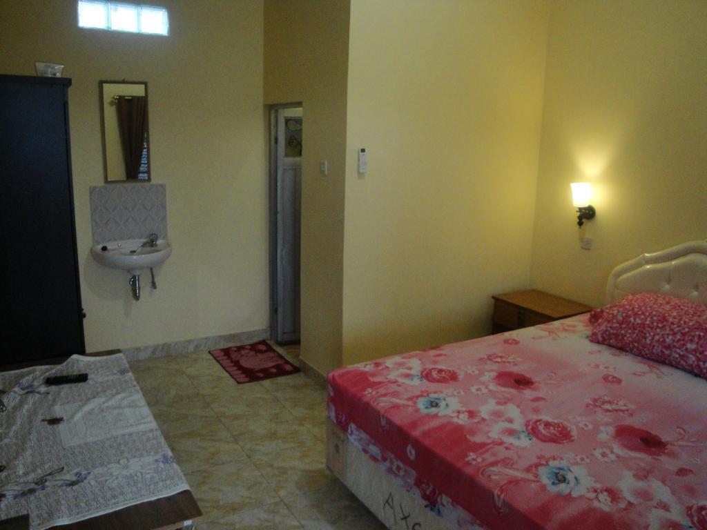Puji Homestay Mataram Luaran gambar