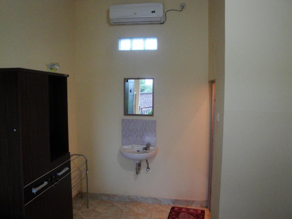 Puji Homestay Mataram Luaran gambar